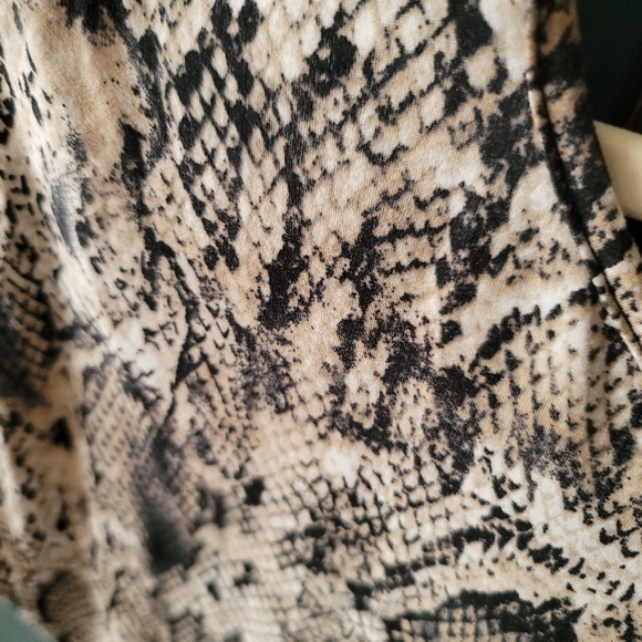 Boutique twist knot open back top snakeprint..sz m - Picture 3 of 3